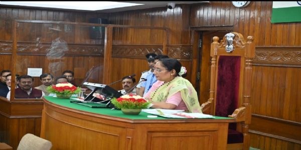 विधानसभा का विशेष सत्र का  संचालन करती विधानसभा  अध्यक्ष ऋतु खंडूडी भूषण।