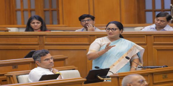 विधानसभा के विशेष सत्र के दौरान मंगलवार को मुख्यमंत्री रेखा गुप्ता नारी शक्ति वंदन अधिनियम पर चर्चा  करती  हुईं