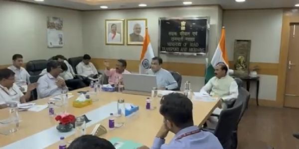 नई दिल्ली में आयोजित बैठक में केंद्रीय मंत्री नितिन गडकरी बिहार की राष्ट्रीय राजमार्ग परियोजनाओं की गुणवत्ता और रखरखाव प्रगति की समीक्षा करते हुए।