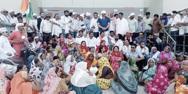 सागरः जल संकट को लेकर कांग्रेस का मटका फोड़ प्रदर्शन