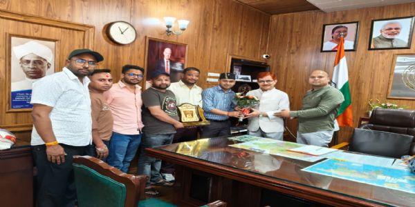 नवनियुक्त कुलपति प्रो. शिवेंद्र से मिले नगर पंचायत अध्यक्ष लोटनी