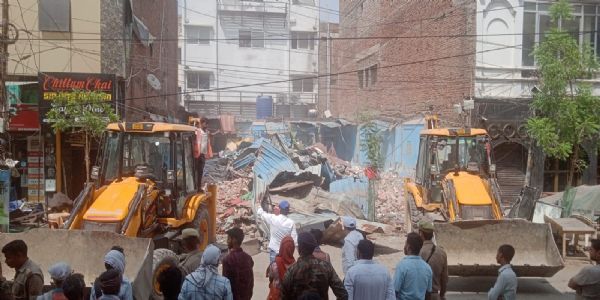 अवैध निर्माण पर चला केडीए का बुलडोजर, दुकानों व हॉस्टल को किया ध्वस्त