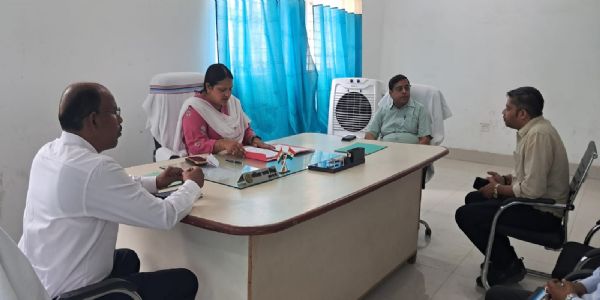 प्रमंडलीय आयुक्त कुमुद सहाय ने एलआरडीसी कार्यालय का किया औचक निरीक्षण, लंबित मामलों के शीघ्र निष्पादन के निर्देश