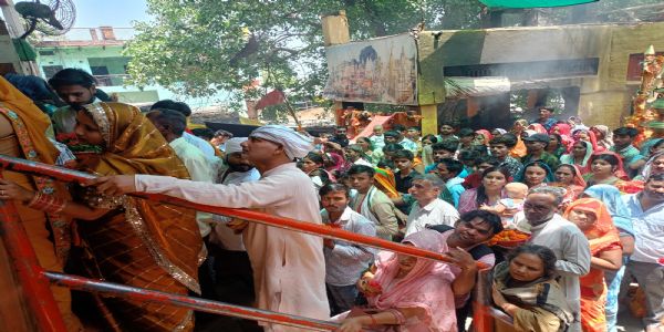 मीरजापुर: बड़ी शीतला माता धाम में 251 किलो खीर का भोग, उमड़ी श्रद्धालुओं की भीड़