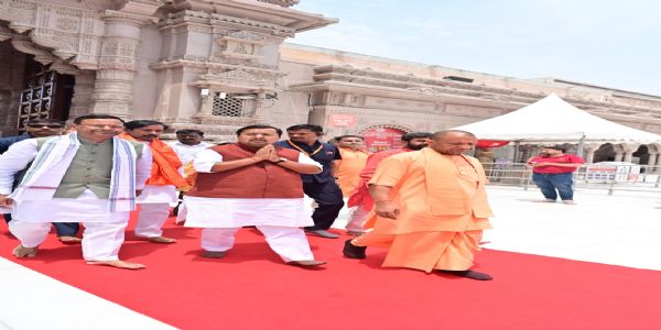 श्री काशी विश्वनाथ मंदिर में दर्शन कर भाजपा के राष्ट्रीय अध्यक्ष नितिन आह्लादित