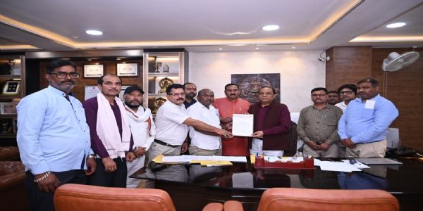 लखनऊ विश्वविद्यालय कर्मचारी परिषद की कार्यकारिणी भंग करना असंवैधानिक, पदाधिकारियों ने कुलपति को सौंपा ज्ञापन