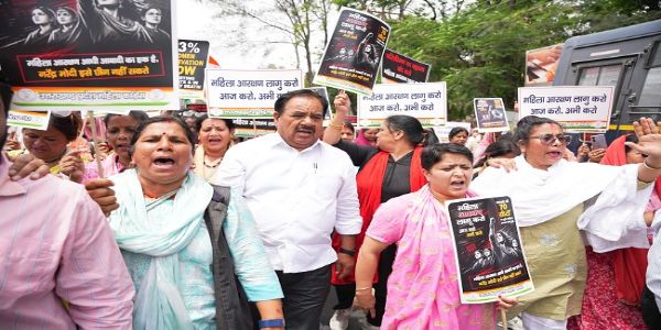 महिला आरक्षण लागू करने की मांग को लेकर कांग्रेस महिला का प्रदर्शन