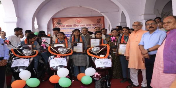 बरेली में मेधावी छात्राओं का सम्मान, टॉपर्स को ई-स्कूटी व मेडल दिए गए