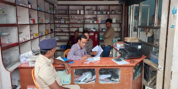 दवा दुकानों में शिकायत पर औषधि विभाग की टीम ने की छापेमारी