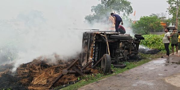 पुआल से लदे पिकअप वैन में लगी आग, कोई हताहत नहीं