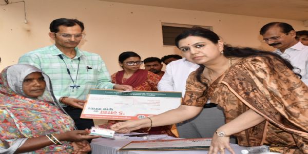 देवरिया : योजनाओं का लाभ वितरण चौपाल में समस्याओं का मौके पर समाधान