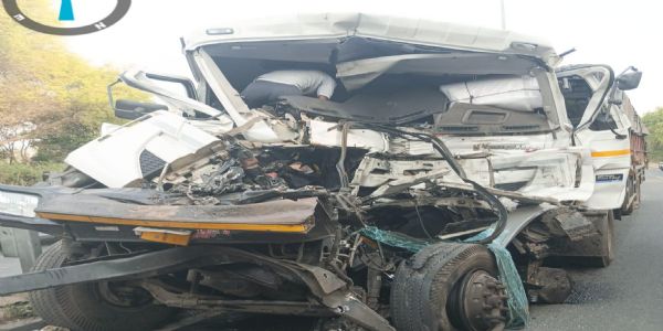 चुटूपालू घाटी में ब्रेकफेल ट्रेलर दुर्घटनाग्रस्त, चालक घायल