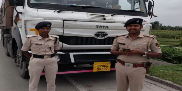 गलगलिया चेकपोस्ट पर सघन जांच, कोयला लदे दो ट्रक जब्त