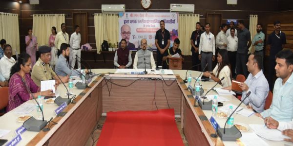 दुर्ग : राज्यपाल डेका ने ली ब्लॉक स्तरीय प्रशासनिक अधिकारियों की समीक्षा बैठक