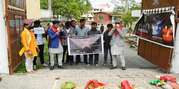 नेपाल के वामपंथी छात्र संगठनों ने शंख घोष और स्वस्ति वाचन के साथ किया विरोध प्रदर्शन