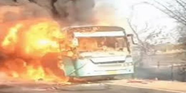 देवास में चलती यात्री बस में लगी भीषण आग, सभी यात्री सुरक्षित बचाए गए, सामान जलकर खाक