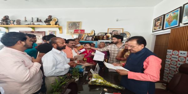 सांसद अजय भट्ट ने सुनी जनसमस्या