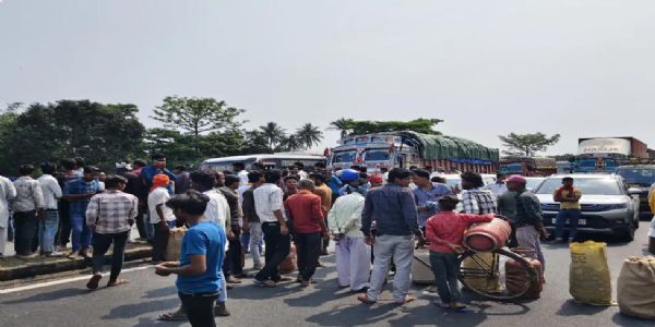 रसोई गैस की किल्लत पर फूटा गुस्सा, एनएच-27 रहा डेढ़ घंटे जाम