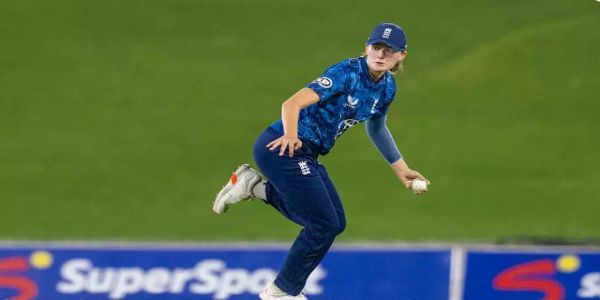 टी-20 विश्व कप के लिए 18 वर्षीय टिली कोर्टीन इंग्लैंड टीम में शामिल