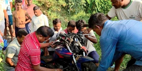 अनियंत्रित बाइक पेड़ से टकराई, दो की मौत