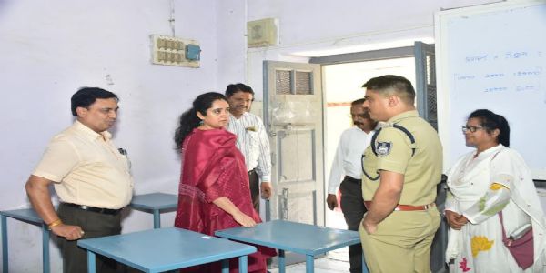 मंदसौरः कलेक्टर ने नीट परीक्षा केंद्रों का किया निरीक्षण, व्यवस्थाओं के दिए निर्देश