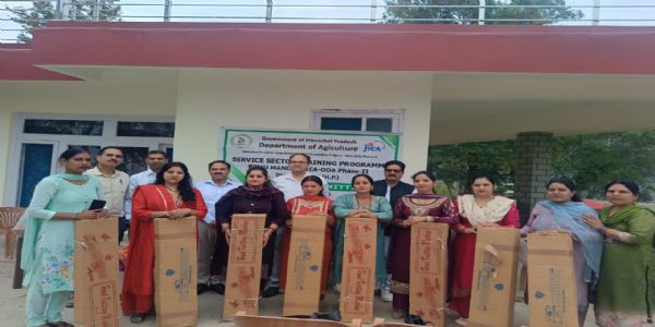 निटिंग प्रशिक्षण के बाद प्रशिक्षुओं को मिली मशीनें