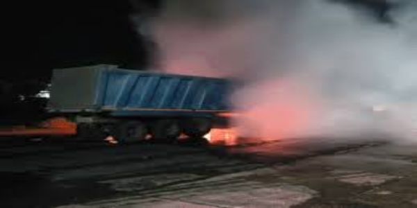 निवाड़ी में खड़े ट्रॉले से टकराकर डंपर में लगी आग, चालक-क्लीनर की जिंदा जलकर मौत, केबिन काटकर निकाले गए शव