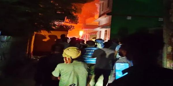 सुपौल में भीषण अग्निकांड: गैस सिलेंडर विस्फोट से तीन घर राख