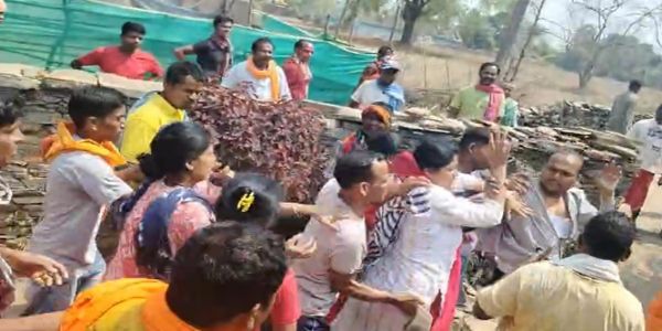 बस्तर के रेटावंड गांव में ओडिशा से आए पास्टर पर धर्म प्रचार करने का आरोप, माहौल तनावपूर्ण