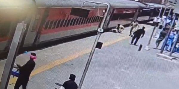 चलती ट्रेन में चढ़ते समय यात्री गिरा, जीआरपी सिपाही ने बचाया