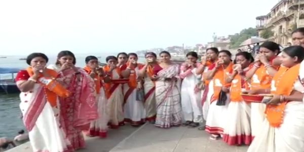 बंग परिषद की महिलाओं ने गंगा घाट पर शंखनाद कर किया प्रधानमंत्री मोदी का स्वागत