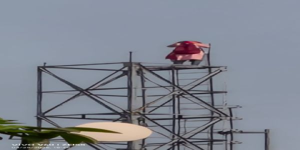 “सीवान में फिर टावर पर चढ़ी युवती, चैनपुर बाजार में घंटों चला हाई-वोल्टेज ड्रामा”