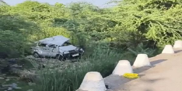 पुलिया से नदी में गिरी कार, दो सगे भाइयों की मौत, तीन घायल