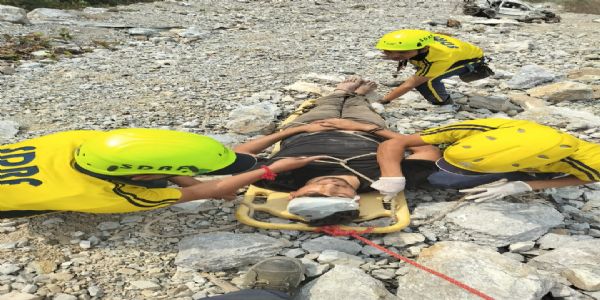 तोता घाटी के पास अनियंत्रित होकर नदी में गिरा वाहन, दो घायल