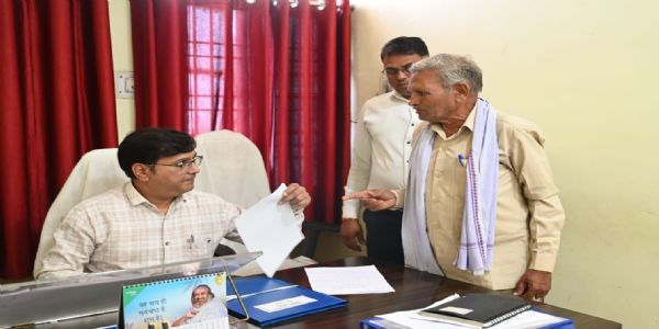 जांजगीर-चांपा : जनदर्शन में 57 आवेदनों पर सुनवाई, कलेक्टर ने दिए त्वरित निराकरण के निर्देश