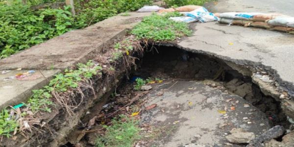 नेशनल हाईवे-27 की सर्विस रोड धंसी, बड़े हादसे की आशंका