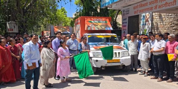 ग्राम रथ अभियान के तहत विकास रथों को जिला कलेक्टर ने दिखाई हरी झंडी, विधानसभा वार किए रवाना