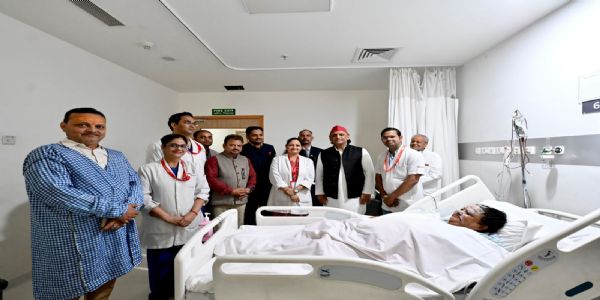 अखिलेश यादव ने हॉस्पिटल पहुंचकर भाजपा नेता अनुपमा जायसवाल का हालचाल लिया