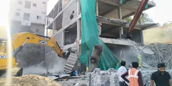 इंदौर में अवैध निर्माण पर चला बुलडोजर, नगर निगम ने तीन मंजिला मकान तोड़ा