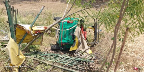 ट्रक ने टोटो में मारी टक्कर, बच्ची समेत छह लोग जख्मी; तीन पावापुरी