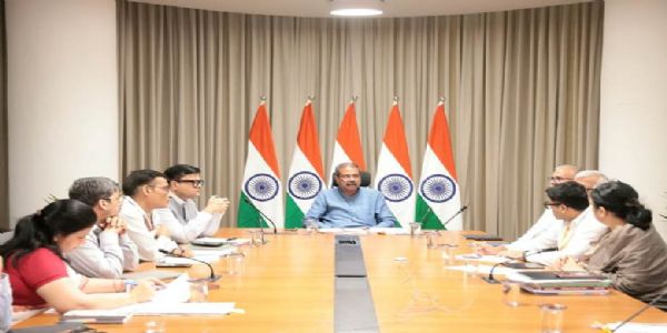 समीक्षा बैठक करते शिक्षा मंत्री प्रधान