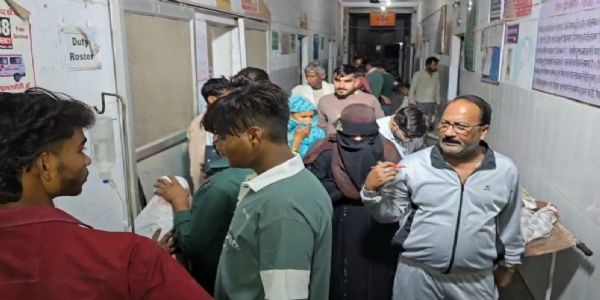 फोटो- घायलों को अस्पताल ले जाते