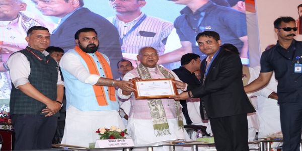 सम्राट चौधरी एवं केंद्रीय सूक्ष्म, लघु एवं मध्यम उद्यम मंत्री जीतन राम मांझी संयुक्त रूप से बिहटा (पटना) में प्रौद्योगिकी केंद्र का उद्घाटन के मौके पर साथ