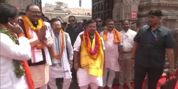 पत्रकारों से वार्ता से पहले भाजपा के राष्ट्रीय अध्यक्ष नितिन नवीन