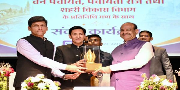 लोकसभा अध्यक्ष का स्मृति चिन्ह भेंट कर स्वागत करते आयोजक।