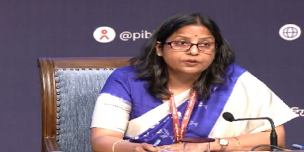 अंतर-मंत्रालयी प्रेस वार्ता को संबोधित करते सुजाता शर्मा
