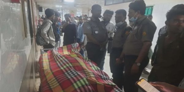 ढाका मेडिकल कॉलेज अस्पताल में मंगलवार रात मौजूद पुलिस कर्मचारी और बगल में  कपड़े से ढककर रखा गया टिटोन का शव। फोटो - ढाका ट्रिब्यून