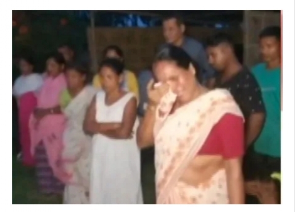 राजीव की मौत के बाद एकत्रित स्थानीय लोग।