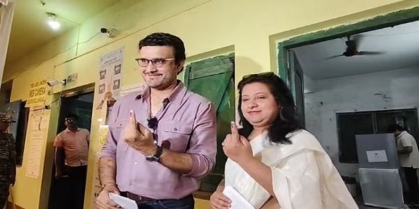 पत्नी संग सौरव गांगुली ने किया मतदान