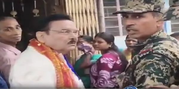 तृणमूल कांग्रेस उम्मीदवार मदन मित्रा और केंद्रीय बलों के जवानों के बीच तीखी बहस